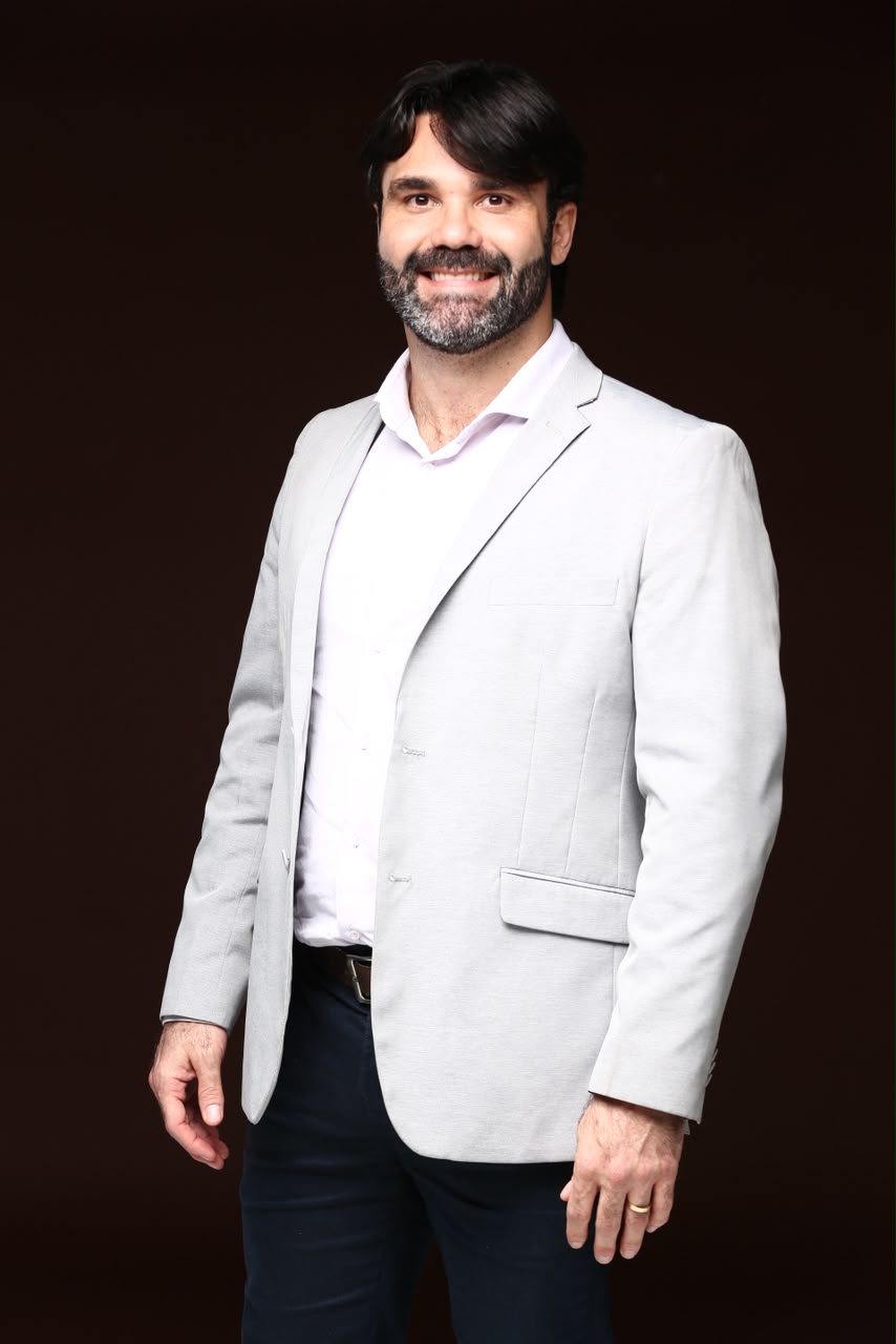 Dr. André Perruci em atendimento na Perruci Odontologia Integrada